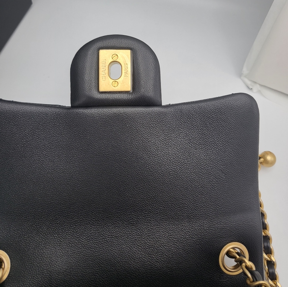 Excellent condition 2022 authentic Chanel 22B square mini Pearl Crush - Picture 6 of 17